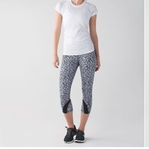Lululemon Run: Inspire Crop II black white size 4
